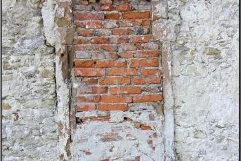 zazděné původní dveře s dochovaným kamenným ostěním ( © Jan P. Štěpánek 09/2005)