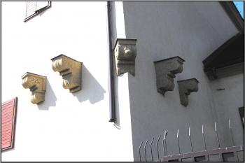 zcela nesmyslně druhotně umístěné krakorce ( © Jan P. Štěpánek 09/2005)