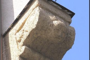 detail jednoho z ozdobných krakorců ( © Jan P. Štěpánek 09/2005)