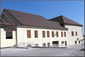 pohled ze střešního parkoviště na jižní křídlo zámku ( © Jan P. Štěpánek 09/2005)