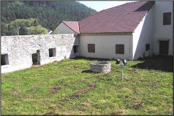 severovýchodní nároží bývalého dvora zámku ( © Jan P. Štěpánek 09/2005)