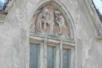 Štít kostela (© Aleš Marek 01/2006)
