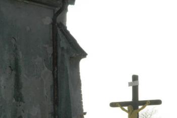Kříž před kostelem (© Aleš Marek 01/2006)