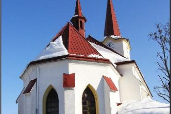 pohled na presbytář kostela ( © Jan P. Štěpánek 01/2006)