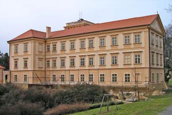 Jižní průčelí ( © Luděk Pitter 03/2005)
