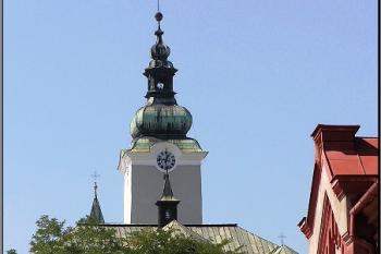 pohled od synagogy na návrší s kostelem sv. Ondřeje ( © Jan P. Štěpánek 09/2005)