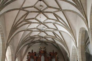 Průhled trojlodím od presbytáře (© Ivan Grisa, 09/2006)