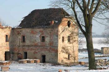 Část zámeckého traktu (© Aleš Marek 01/2006)