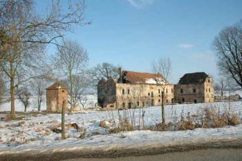 Celkový pohled od hlavní silnice na Bakov nad Jizerou (© Aleš Marek 01/2006)