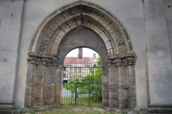 vstupní portál - fragment z klášterního kostela (© Petr Pospíšil, 07/2014)