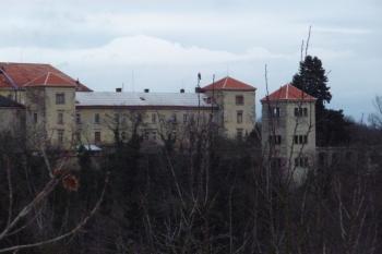 Klášter Hradiště nad Jizerou-pozůstatky kláštera a zámek (© Vlastislav Mareček, 12/2015)