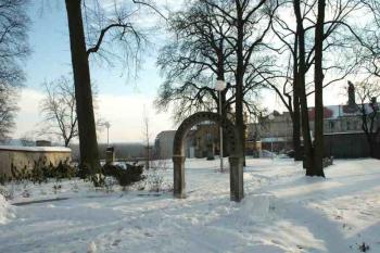 Část levého křídla zámku (© Aleš Marek 01/2006)