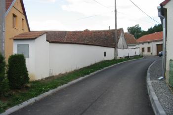 nová cesta vedoucí východní stranou tvrziště kopíruje pravděpodobně průběh vých. valu a příkopu (© D Dohňanský, 09/2017)