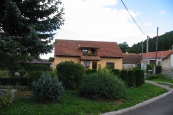 č.p. 4, nacházející se v samotném centru pravděpodobného tvrziště (© D Dohňanský, 09/2017)