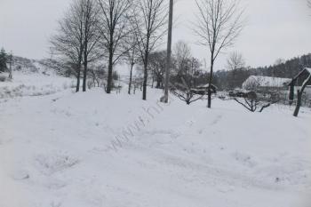 Val na západní polovině předpokládaného tvrziště ( © Roman Řezáč 01/2006)