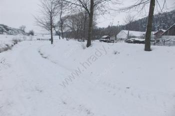 Val na západní polovině předpokládaného tvrziště ( © Roman Řezáč 01/2006)