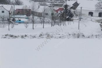 Celkový pohled od západu na jižní konec předpokládaného tvrziště ( © Roman Řezáč 01/2006)