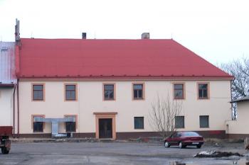 Budova zámku z hospodářského dvora ( © Pavel Vítek 02/2006)