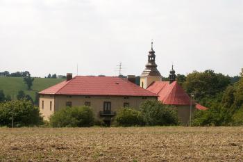 Celkový pohled na kostel sv. Markéty a budovu fary (© Miroslav BITTER 09/2006)
