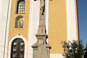 Pohled na kříž, který se nachází na pravé straně u hlavního vstupu. (© Miroslav BITTER 09/2006)