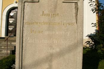 Detail pomalu mizícího nápisu na přední části podstavce kříže. (© Miroslav BITTER 09/2006)