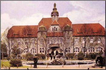 pohled na radnici v roce 1911 ( © Ostrava 1880 - 1939 (Irena Korbelářová, Henryk Wawreczka, Zdeněk Wludyka, Rudolf Žáček: WART, 2000))