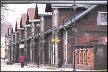 architektonicky cenná kolonie rodinných domků v centru Nových Vítkovic ( © Jan P. Štěpánek 01/2005)
