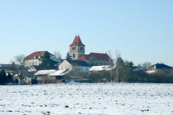 Pohled na kostel z hlavní silnice od Benátek nad Jizerou (© Aleš Marek 01/2006)