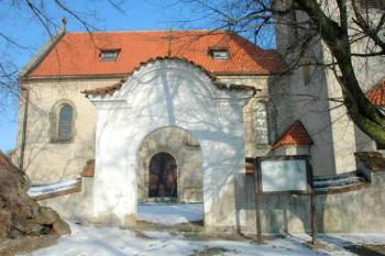 Brána ke kostelu (© Aleš Marek 01/2006)