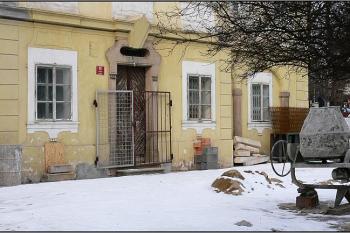 Pohled od schodiště na prostor před vstupním portálkem ( © Petr Turyna 01/2006)