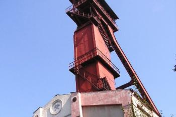 novější, jižní těžní věž Jámy Alexandr ( © Jan P. Štěpánek 9/2006)