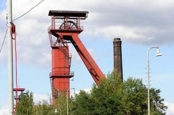 Pohled z tratě Ostrava-Frýdek na obě těžní věže bývalé jámy Alexandr (© Jan P. Štěpánek, 09/2006)
