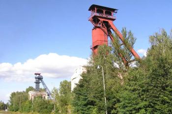 Pohled na obě těžní věže jámy Alexandr (© Jan P. Štěpánek, 09/2006)