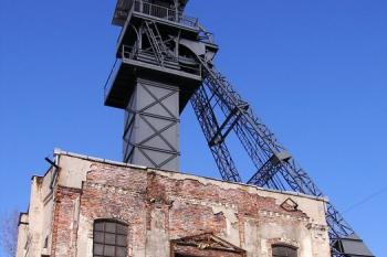 starší ze dvou těžních věží dolu Alexandr ( © Jan P. Štěpánek 01/2009)