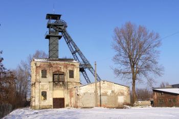 celkový pohled na starší z obou těžních věží bývalého dolu ( © Jan P. Štěpánek 01/2009)