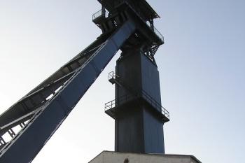 pohled k vrcholu novější těžní věže ( © Jan P. Štěpánek 01/2009)