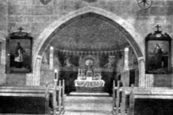 interiér kostela na počátku 20. století (© Antonín Podlaha: Posvátná místa království Českého; Díl 3., Vikariáty: Kralovický, Vlašimský a Zbraslavský, Dědictví sv. Jana Nepomuckého, Praha 1909)