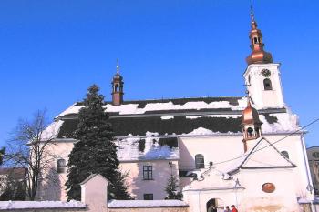 celkový pohled na farní kostel od místní fary ( © Jan P. Štěpánek 01/2006)