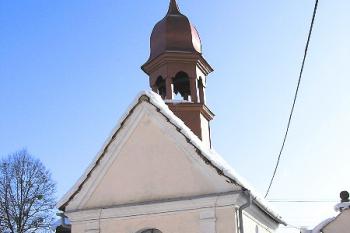 bývalá hřbitovní kaple zakomponovaná do dochovalé hřbitovní zdi ( © Jan P. Štěpánek 01/2006)