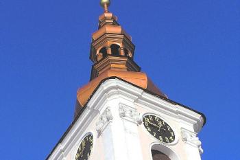 kostelní věž nedávno pokrytá novým měděným plechem ( © Jan P. Štěpánek 01/2006)