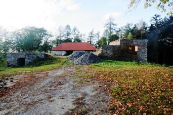 Celkový pohled od východu, vlevo upravené zbytky původní věže ( © Filip Matoušek 10/2005)