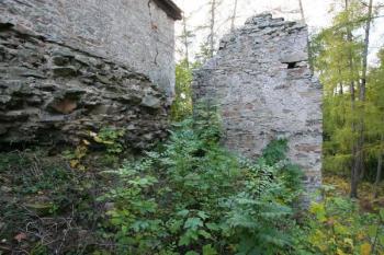 Opěrný pilíř při severozápadním nároží dnešní hospodářské budovy ( © Filip Matoušek 10/2005)