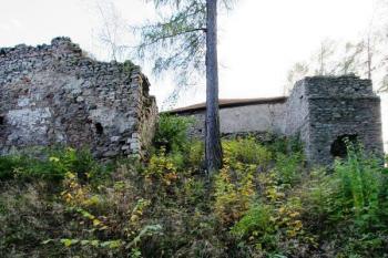 Opěrný pilíř (vpravo) a část severního křídla ( © Filip Matoušek 10/2005)
