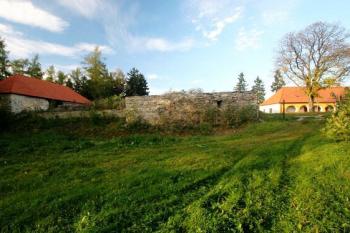Areál bývalé tvrze a zámek (vpravo) od jihu ( © Filip Matoušek 10/2005)