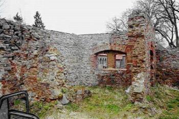 Zbytky severního křídla (© 2002 Vlky, Jiří Čížek)
