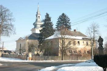 Pohled na kostel s farou (© Aleš Marek 02/2006)