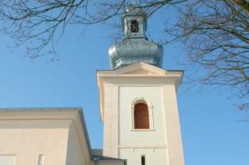 Věž z kostelní zahrady ( © Aleš Marek 02/2006)