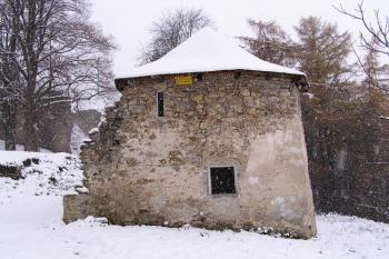 Jižní, zrekonstruovaná bašta při vstupní bráně ( © Jan P. Štěpánek 11/2007)