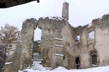Západní čelo postupně se rozpadajícího Révayovského kaštiela (zámku) ( © Jan P. Štěpánek 11/2007)
