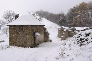Pohled od východu na jižní z bašt při bráně a bránu ( © Jan P. Štěpánek 11/2007)